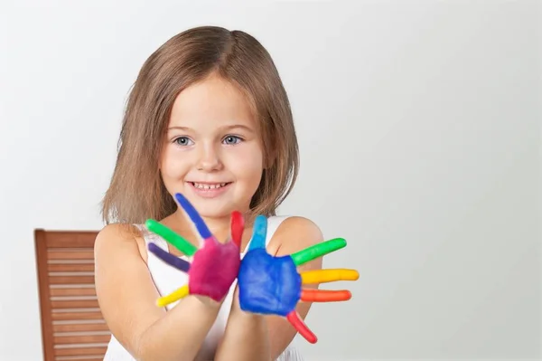 Маленькая Девочка Показывает Нарисованные Руки Заднем Плане — стоковое фото