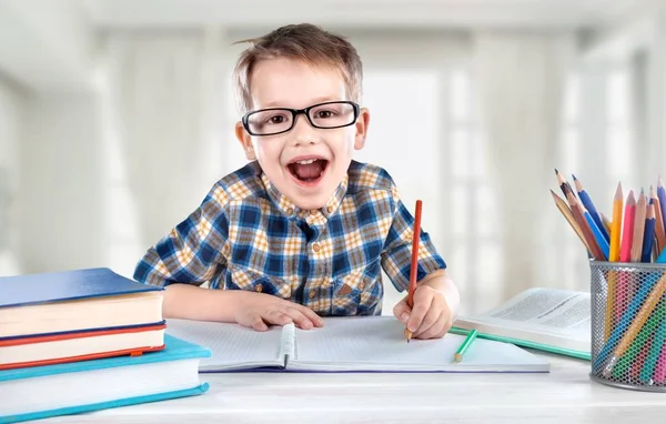 Vzrušený Malý Chlapec Dělá Své Domácí Úkoly — Stock fotografie