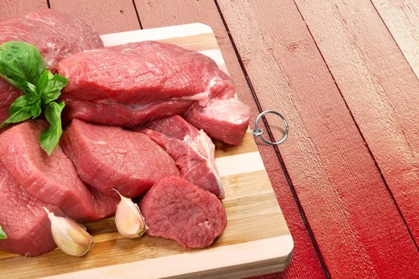 新鮮な牛肉の肉とスパイスを木の背景に — ストック写真