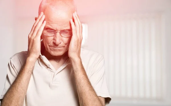 Ανώτερος Άνθρωπος Που Έχει Πονοκέφαλο Στο Παρασκήνιο — Φωτογραφία Αρχείου