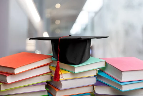 Pila Libros Sombrero Graduación — Foto de Stock