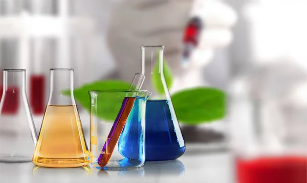 Chemiekolben Und Röhrchen Mit Flüssigkeiten Auf Dem Tisch Nahaufnahme — Stockfoto
