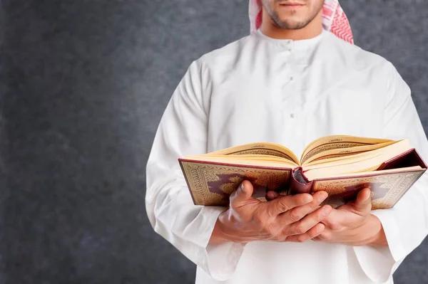 Мусульманин держит Коран — стоковое фото