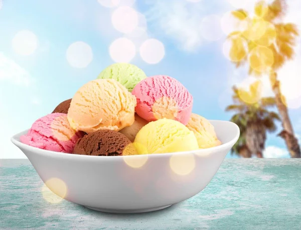 Verschiedene Eiskugeln Sommerliches Dessert — Stockfoto