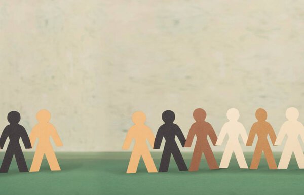 группа бумажных людей, стоящих вместе
