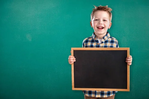 Söt Liten Pojke Med Svarta Tavlan Skolan — Stockfoto