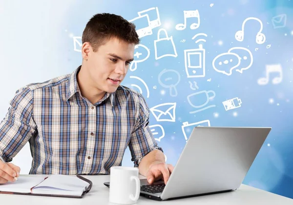 Jovem Homem Bonito Trabalhando Com Laptop — Fotografia de Stock