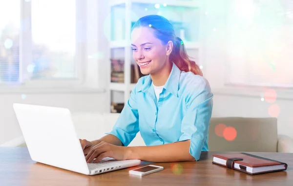 Vrouw Werkt Met Laptop Kantoor — Stockfoto