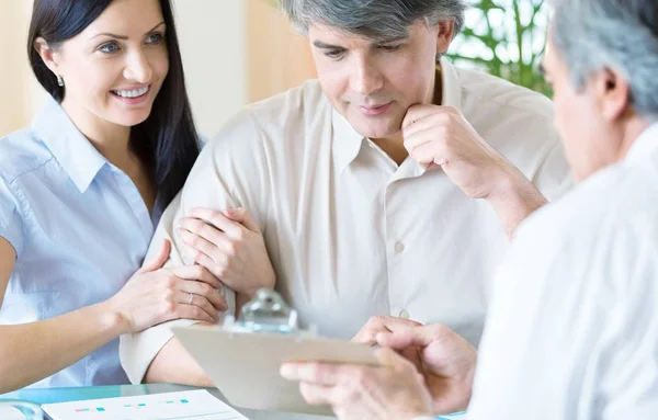 Senioren Diskutieren Vertrag — Stockfoto