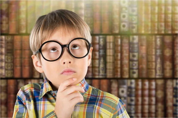 図書館で眼鏡をかけた学生の少年 — ストック写真