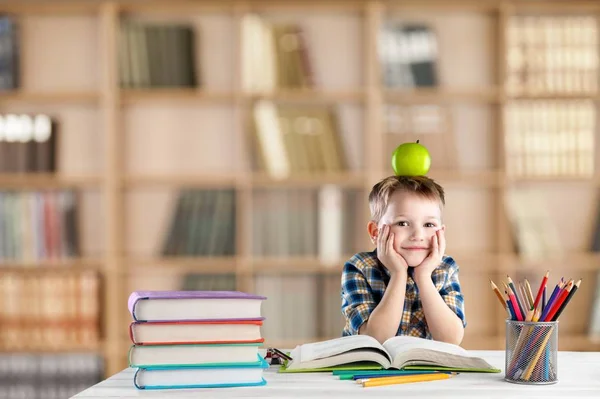 Malý Chlapec Čtení Knihy Knihovně — Stock fotografie