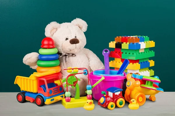 Niedlicher Teddybär Und Buntes Spielzeug Auf Holztisch — Stockfoto