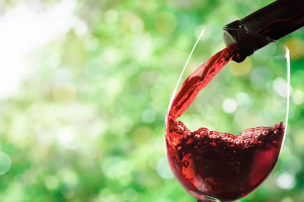 Zalewanie Lampka Czerwonego Wina — Zdjęcie stockowe