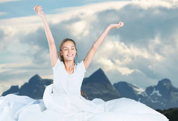 Щаслива Молода Жінка Прокидається Горах — стокове фото