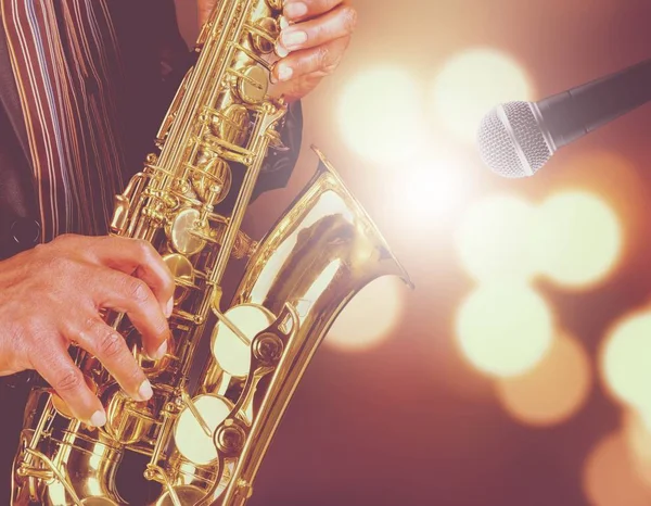 Muž Hraje Saxofon Pozadí — Stock fotografie