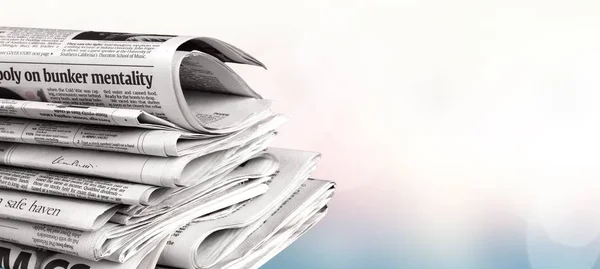 Pilha Jornais Uma Mesa Madeira — Fotografia de Stock