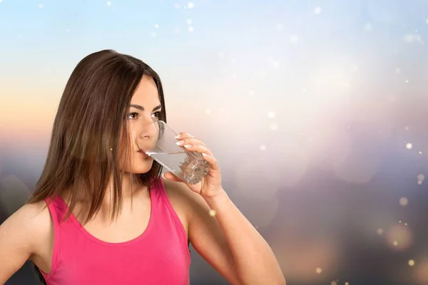背景に水を飲む女 — ストック写真