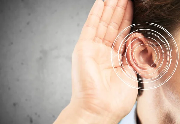 Üzletember Tartja Kezét Fülébe Hallgat Valami Közelében — Stock Fotó