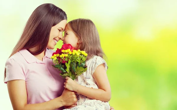 Porträt Einer Glücklichen Mutter Und Tochter Mit Blumen — Stockfoto