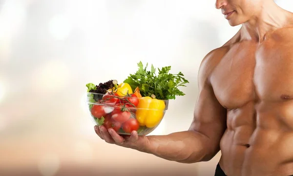 Gezonde Gespierde Man Houdt Een Salade — Stockfoto