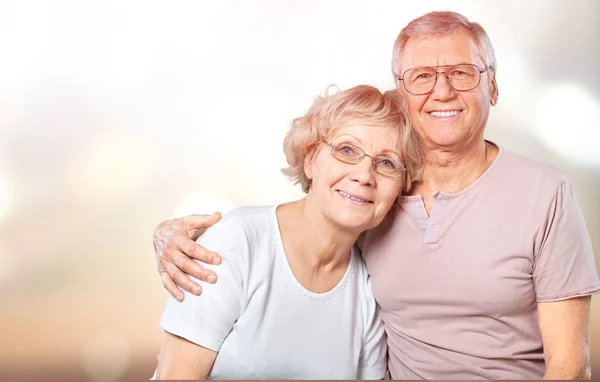 Mutlu Yaşlı Çift Gülümsüyor Sarılıyor — Stok fotoğraf