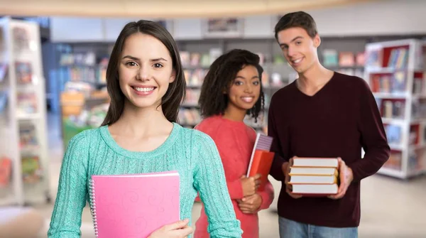 Grupo Alunos Com Livros Biblioteca — Fotografia de Stock