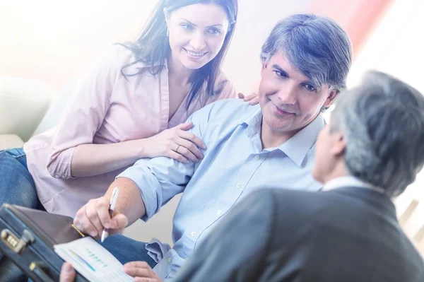 Senior Adults Discussing Contract — Stock Photo, Image