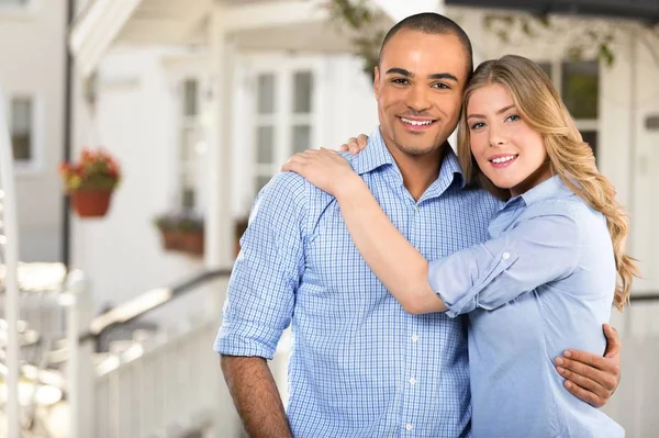 Lyckligt Par Står Mot Nytt Hus — Stockfoto
