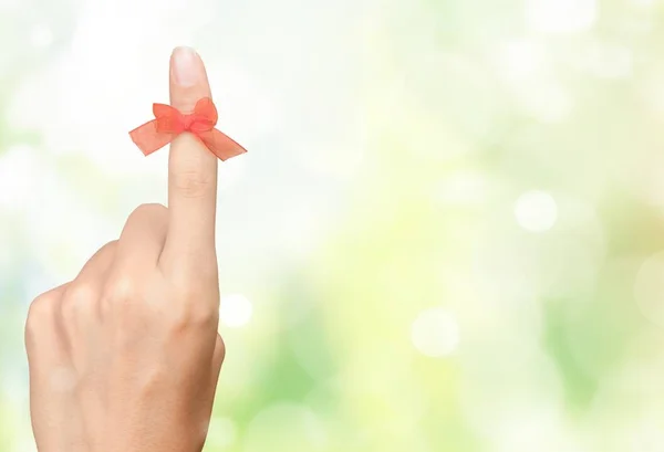 Seilbogen Auf Fingerzeig Auf Verschwommenem Hintergrund — Stockfoto