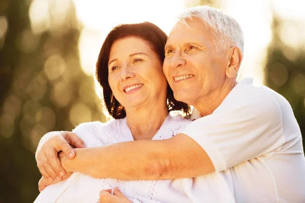 Felice Coppia Anziana Sorridente Abbracciare — Foto Stock