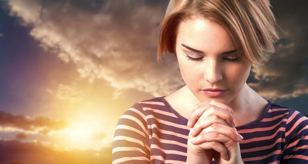 Portrait Beautiful Young Woman Prying — Stock Photo, Image