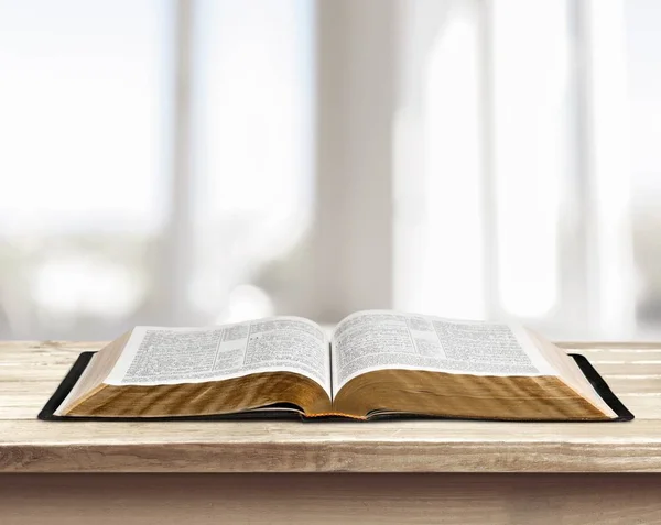 Aufgeschlagenes Bibelbuch Auf Dem Tisch — Stockfoto