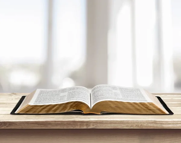 Opende Heilige Bijbel Boek Tafel — Stockfoto