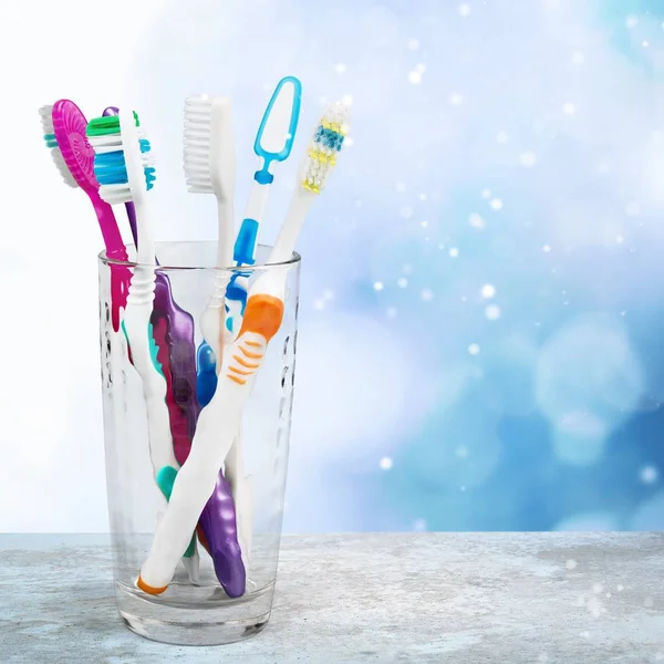 Arka Planda Camlı Renkli Diş Fırçaları — Stok fotoğraf