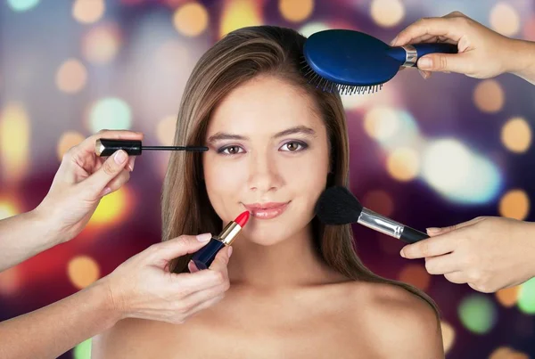 Mujer Joven Con Productos Maquillaje —  Fotos de Stock
