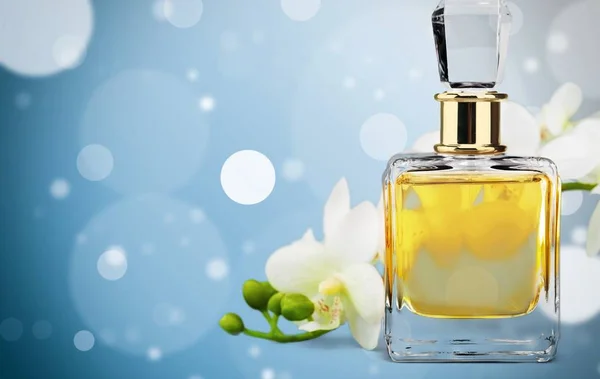 エレガントな香水瓶と花 美しさの概念 — ストック写真