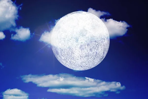 Księżyc Błękitnym Niebie Chmury — Zdjęcie stockowe