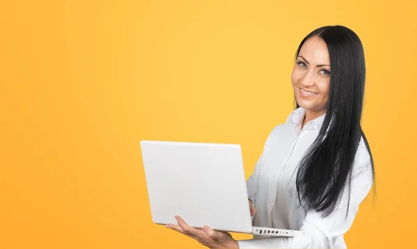 Mulher Com Laptop Fundo Amarelo — Fotografia de Stock