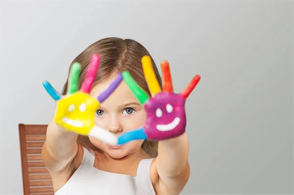 Niña Mostrando Las Manos Pintadas Fondo —  Fotos de Stock