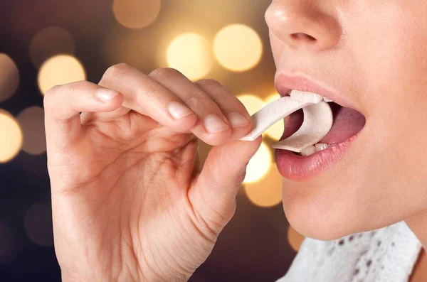 Jonge Vrouw Met Kauwgom Onscherpe Achtergrond — Stockfoto