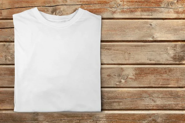 Camiseta Blanco Sobre Fondo Madera — Foto de Stock