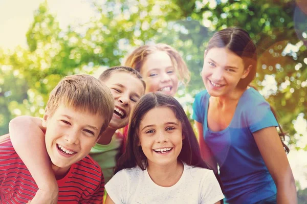 Gruppe Fröhlich Lächelnder Kinder Blickt Die Kamera — Stockfoto