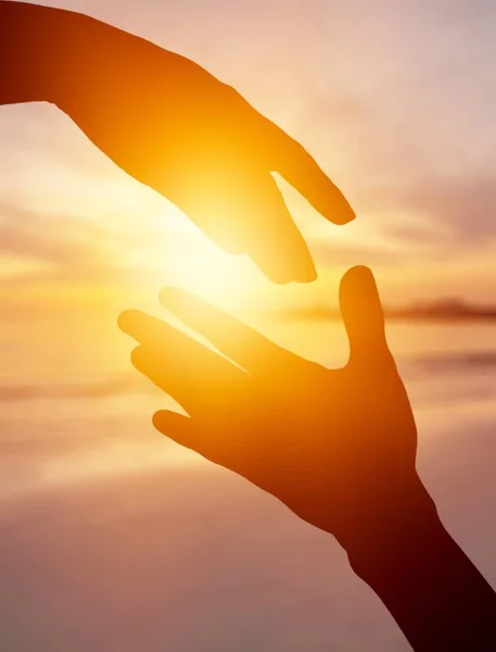 Silhouet Van Twee Handen Tegen Zonsondergang Achtergrond — Stockfoto