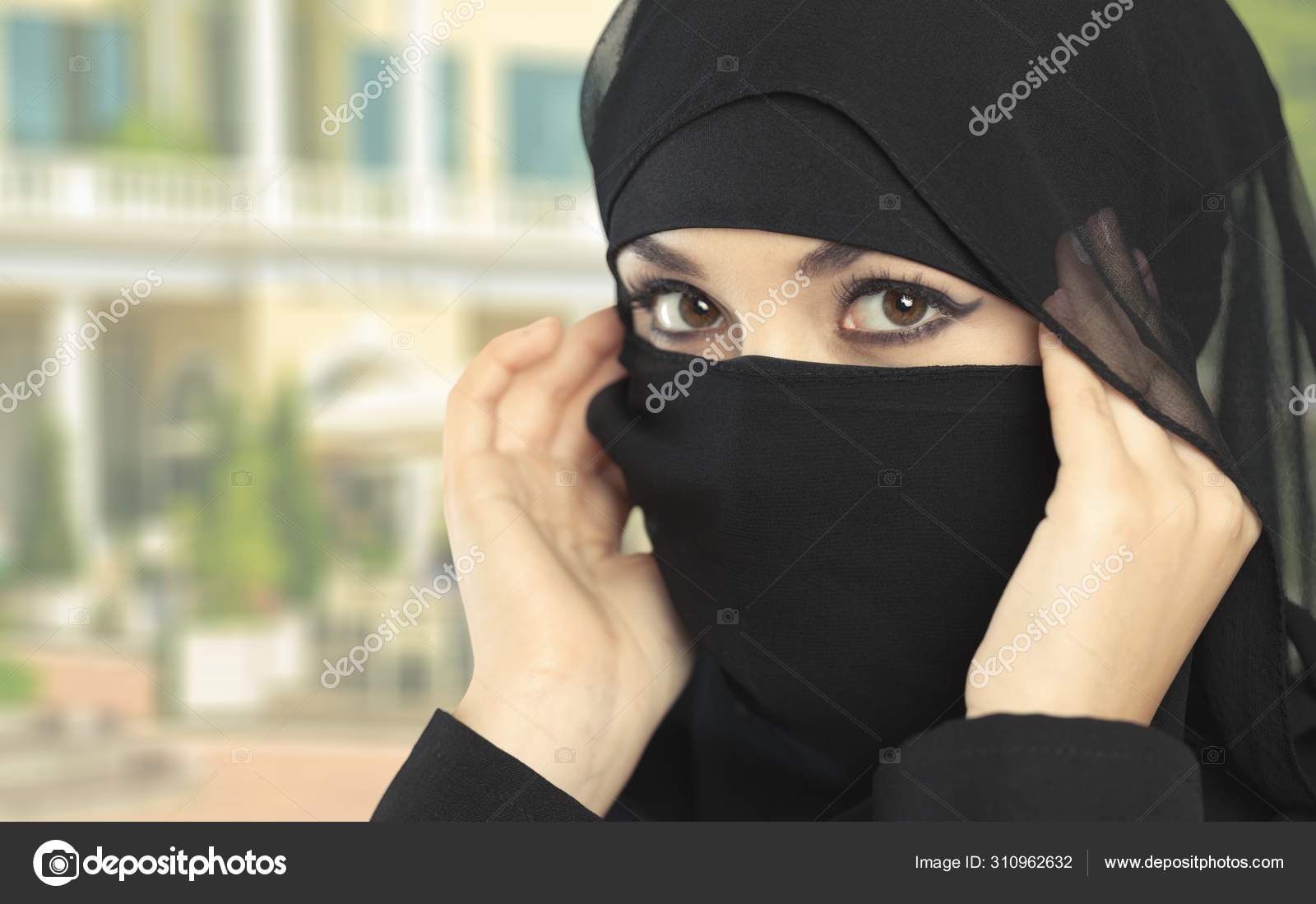 Retrato de una hermosa mujer musulmana vestida con ropa islámica  tradicional y cubriéndose la cabeza.: fotografía de stock © vershinin.photo  #442420960