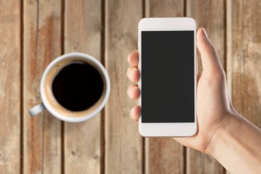 Boş ekranlı akıllı telefonu tut