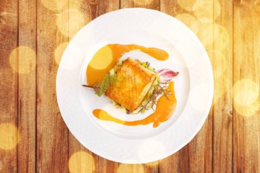 somon ve sebzeler ahşap masada