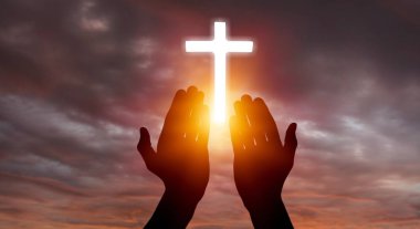 Işıkları, din kavramı ile el çapraz 