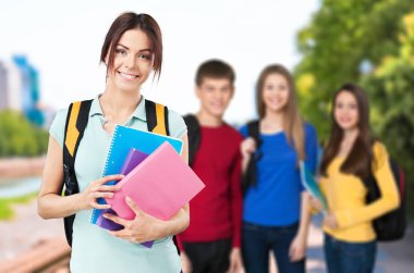 Grup öğrenci ile kameraya gülümseyen kitaplar  