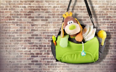 Bebek aksesuarları ve süt şişesi ile çanta