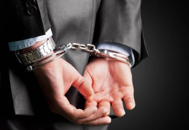 Elleri kelepçeli bir adamın elleri.